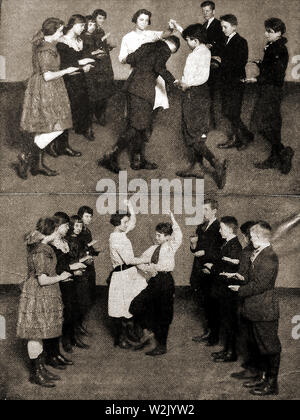 'Pop geht die Weasle' Tanz durch die British School Kinder an der Schule durchgeführt wird. c 1930 s Stockfoto