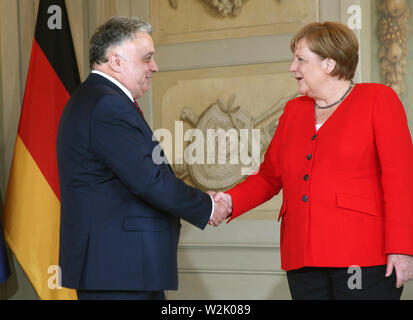 Meseberg, Deutschland. 09 Juli, 2019. Bundeskanzlerin Angela Merkel (CDU) begrüßt Jeremy Issacharoff, Botschafter von Israel, im Rahmen des jährlichen Empfang des Diplomatischen Korps in Meseberg Schloss. Quelle: Wolfgang Kumm/dpa/Alamy leben Nachrichten Stockfoto