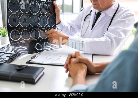 Professor Doktor in Gespräch mit Patienten und halten x-ray film bei der Diskussion erklären, Ihre Symptome oder Rat Diagnose Gesundheit, Healthc Stockfoto