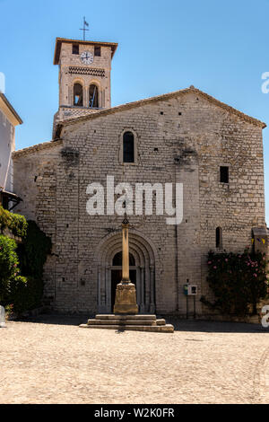 Die mittelalterliche Kirche Saint-Pierre-aux-Liens in dem kleinen Dorf am Fluss Ruoms ardeche in Frankreich Stockfoto
