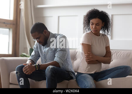 Afrikanische Paar wieder umgekippt ignorieren, nach Kampf Stockfoto