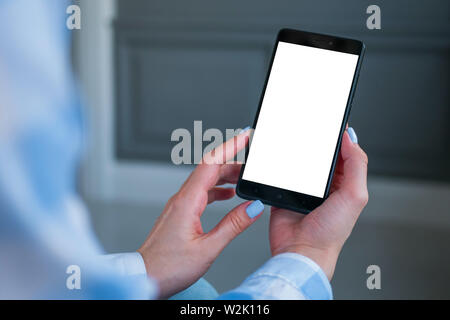 Mockup Bild von Smartphone mit weißen leeren Bildschirm in Frau Hände Stockfoto
