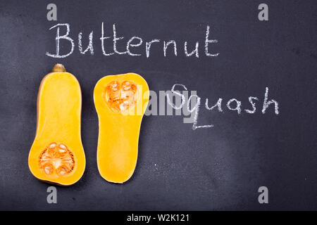 Halbiert butternut squash auf einer Schiefertafel Hintergrund Stockfoto