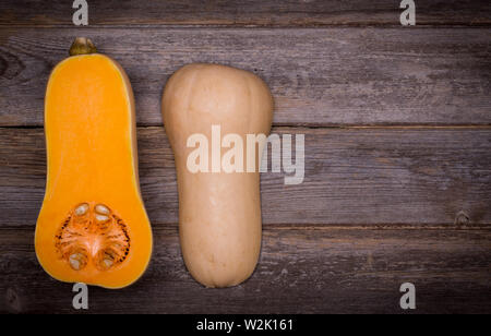 Kürbis in Scheiben über dem alten Holz Hintergrund mit absichtlichen Vignette Stockfoto