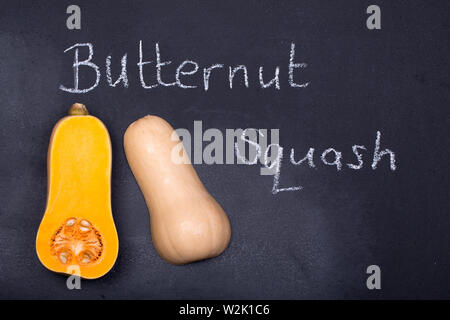 Halbiert butternut squash auf einer Schiefertafel Hintergrund Stockfoto