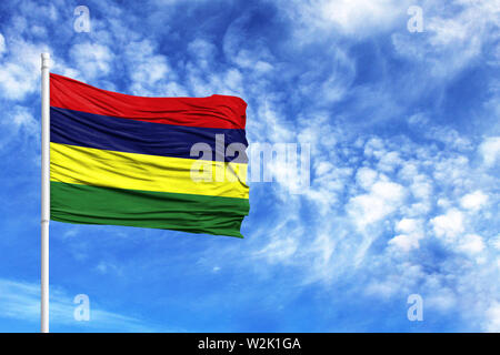 Flagge von Mauritius an einem Fahnenmast vor blauem Himmel Stockfoto