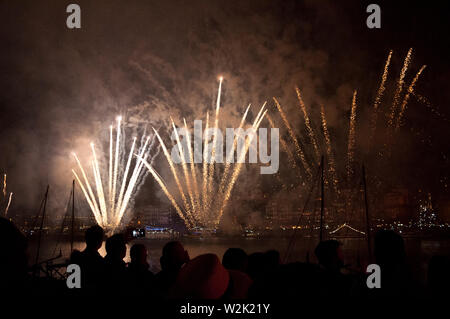 Das Feuerwerk auf dem Fluss Douro in der Nacht des Heiligen Johannes gesehen, in Porto, Portugal Stockfoto