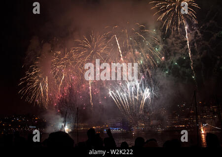 Das Feuerwerk auf dem Fluss Douro in der Nacht des Heiligen Johannes gesehen, in Porto, Portugal Stockfoto