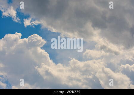 Einen malerischen Blick auf den Sommerhimmel mit Fluffy Clouds gefüllt Stockfoto