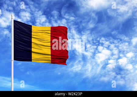 Nationalflagge von Tschad an einem Fahnenmast vor blauem Himmel Stockfoto