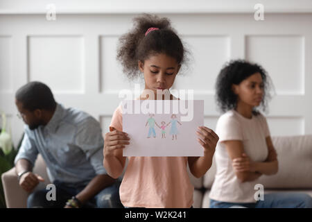 Traurig Afrikanische Mädchen, dass Familie Bild über Eltern Scheidung umgekippt Stockfoto