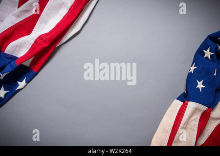 Amerikanische Flagge auf grauem Hintergrund mit Kopie Raum Stockfoto
