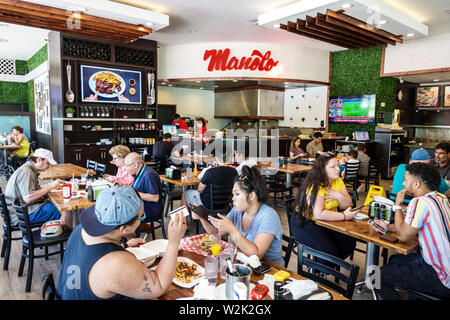Miami Beach Florida, North Beach, Collins Avenue, Manolo Argentinian, Restaurant Restaurants Essen Essen Essen Essen gehen Cafe Cafes Bistro, innen, belebt Stockfoto