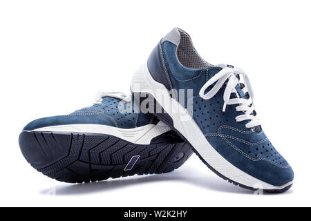 In der Nähe von eleganten hellen Blau Sportschuhe in natürlichen Nubukleder für erwachsene Männer fotografiert auf einem weißen Hintergrund. Modische Accessoires. Stockfoto