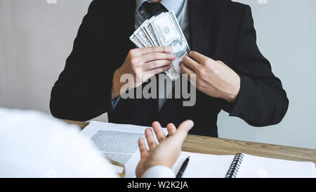 Unehrlich in der Geschäftswelt zu betrügen illegal Geld, Geschäftsmann erhalten Schmiergeld in business Menschen Erfolg den Vertrag von Investitionen geben, Brib Stockfoto