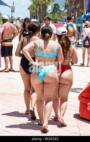 Miami Beach, Florida, North Beach, Feuer auf dem vierten Festival 4. Juli jährliche Frau Frauen, Freunde, übergewichtig übergewichtig fettleibig fett schweren prallen Rotunde Stockfoto