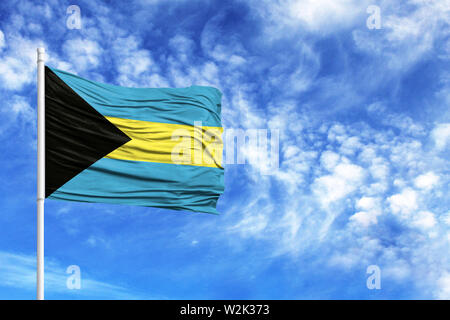 Flagge der Bahamas auf einem Fahnenmast vor blauem Himmel Stockfoto