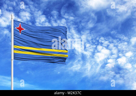 Nationalflagge von Aruba auf einen Fahnenmast vor blauem Himmel Stockfoto