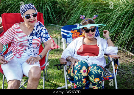 Miami Beach Florida, North Beach, Feuer auf dem vierten Festival 4. Juli jährliche hispanische Frau Frauen, Freunde, patriotische Stars & Streifen Flagge Mode Stockfoto