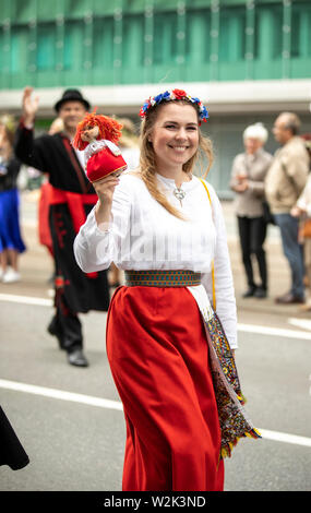 Tallinn, Estland, 6. Juli, 2019: die Menschen in traditioneller Kleidung in den Straßen von Tallinn. Stockfoto