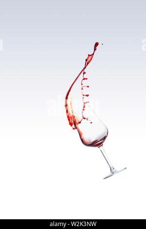 Rotwein Herausspritzen von einem Glas, auf weißem Hintergrund Stockfoto