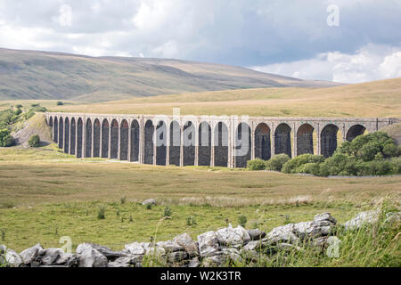 Die ribblehead Viadukt oder Batty Moss Viadukt über diedie Vereinbaren - Carlisle Railway, Yorkshire Dales National Park, North Yorkshire, England, Großbritannien Stockfoto