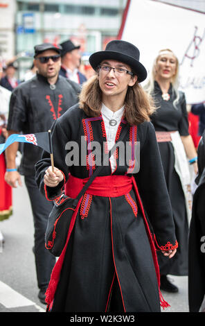 Tallinn, Estland, 6. Juli, 2019: die Menschen in traditioneller Kleidung in den Straßen von Tallinn. Stockfoto