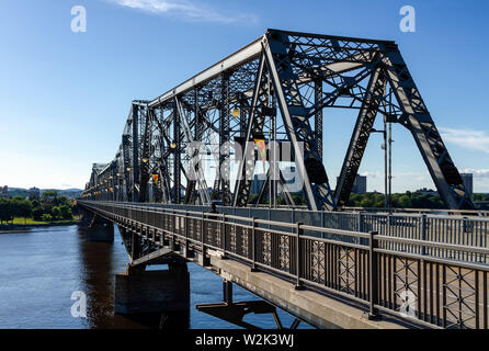 Alexandra Bridge in Ottawa im Laufe des Tages Stockfoto