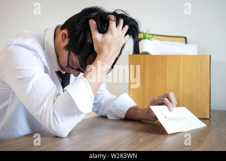 Betonte Geschäftsmann wird Resignation und packen Sachen unternehmen und Dateien in Braun Karton, Änderung und Rücktritt von der Arbeit anhand von quantitativen Simulatio Stockfoto