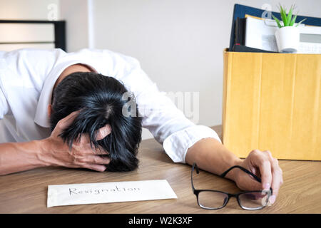 Betonte Geschäftsmann wird Resignation und packen Sachen unternehmen und Dateien in Braun Karton, Änderung und Rücktritt von der Arbeit anhand von quantitativen Simulatio Stockfoto