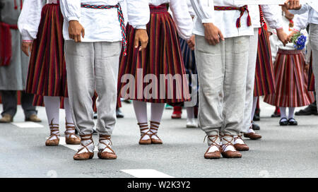 Tallinn, Estland, 6. Juli, 2019: die Menschen in traditioneller Kleidung in den Straßen von Tallinn. Stockfoto