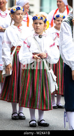 Tallinn, Estland, 6. Juli, 2019: die Menschen in traditioneller Kleidung in den Straßen von Tallinn. Stockfoto