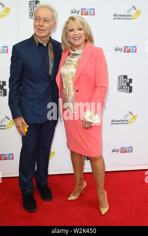 London, Großbritannien. Nickolas Grace und Dame Elaine Paige in South Bank Sky Arts Awards 2019 im Savoy, The Strand, London am 7. Juli 2019 Ref: LMK73-J 5154-080719 Keith Mayhew / Sehenswürdigkeit Media WWW.LMKMEDIA.COM Stockfoto