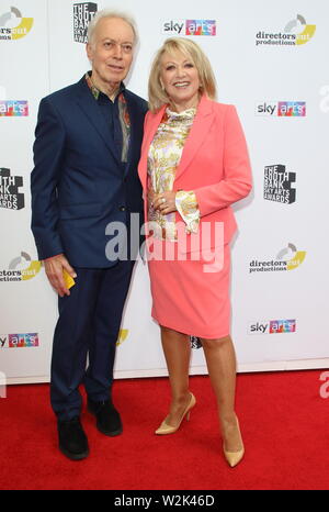 London, Großbritannien. Nickolas Grace und Dame Elaine Paige in South Bank Sky Arts Awards 2019 im Savoy, The Strand, London am 7. Juli 2019 Ref: LMK73-J 5154-080719 Keith Mayhew / Sehenswürdigkeit Media WWW.LMKMEDIA.COM Stockfoto