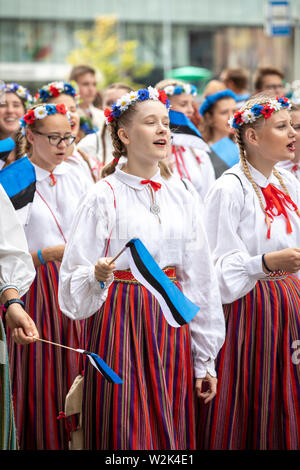 Tallinn, Estland, 6. Juli, 2019: die Menschen in traditioneller Kleidung in den Straßen von Tallinn. Stockfoto