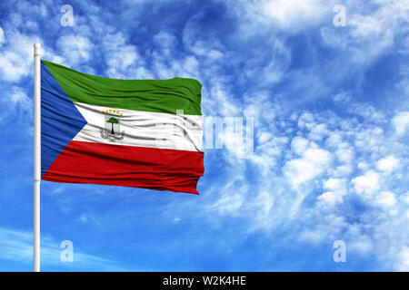 Nationalflagge von Äquatorialguinea auf einem Fahnenmast vor blauem Himmel Stockfoto