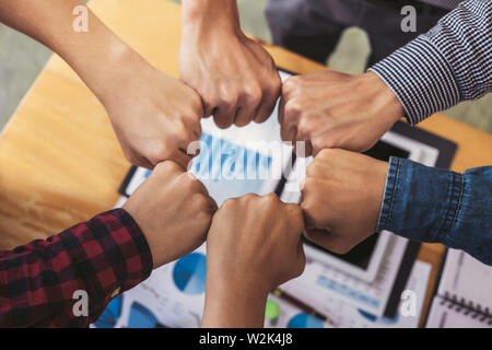 Teamarbeit der Kollegen Montage, Business Team verfugung Faust zusammen im Kreis als Verbindung treffen Teamarbeit. Stockfoto