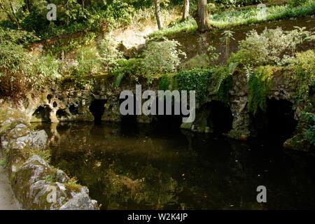 Weiter können Sie nach Lissabon Sintra, das gut für seine berühmten Schloss, Gärten und viel Quinta's ist - beispielsweise "Quinta da Regaleira" bekannt finden Stockfoto