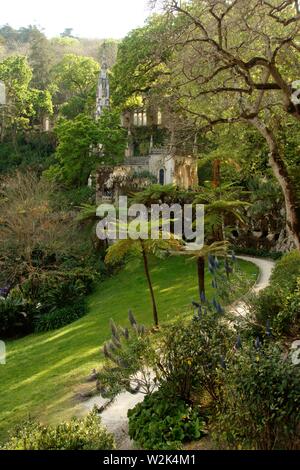 Weiter können Sie nach Lissabon Sintra, das gut für seine berühmten Schloss, Gärten und viel Quinta's ist - beispielsweise "Quinta da Regaleira" bekannt finden Stockfoto