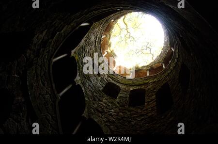 Weiter können Sie nach Lissabon Sintra, das gut für seine berühmten Schloss, Gärten und viel Quinta's ist - beispielsweise "Quinta da Regaleira" bekannt finden Stockfoto