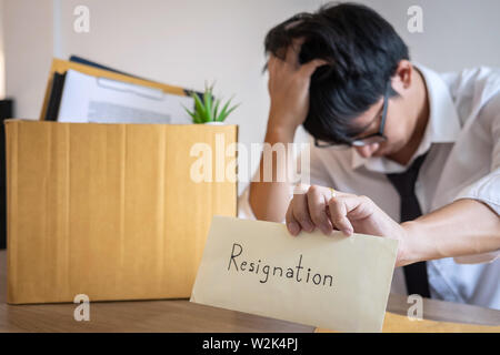Betonte Geschäftsmann wird Resignation und packen Sachen unternehmen und Dateien in Braun Karton, Änderung und Rücktritt von der Arbeit anhand von quantitativen Simulatio Stockfoto