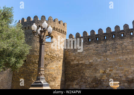 Fragment der Stadtmauer in Baku Stockfoto