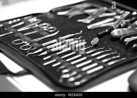 Eine Reihe von zahnmedizinischen Werkzeugen in einem Fall in der Vitrine eines professionellen Ausstellung. Stockfoto