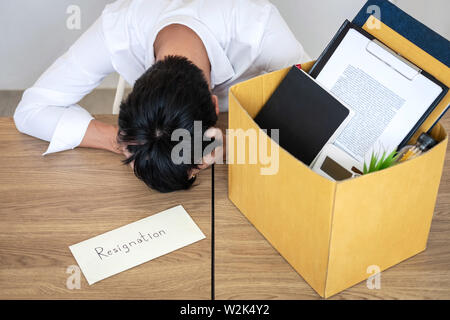 Betonte Geschäftsmann wird Resignation und packen Sachen unternehmen und Dateien in Braun Karton, Änderung und Rücktritt von der Arbeit anhand von quantitativen Simulatio Stockfoto