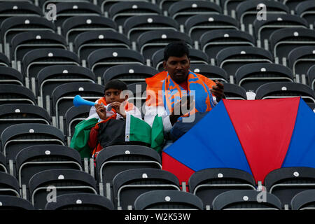 Old Trafford, Manchester, UK. 9. Juli 2019. ICC Cricket World Cup Halbfinale, Indien gegen Neuseeland; Zuschauer warten für das Spiel neu zu starten, nachdem der Regen verzögert am Nachmittag Quelle: Aktion Plus Sport Bilder/Alamy leben Nachrichten Stockfoto