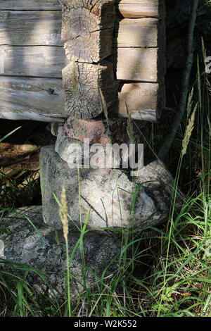 Stein Stiftung (a padstone) einer alten verlassenen Bauernhaus in Ylöjärvi, Finnland Stockfoto