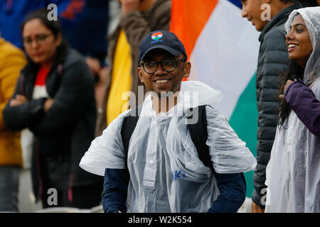 Old Trafford, Manchester, UK. 9. Juli 2019. ICC Cricket World Cup Halbfinale, Indien gegen Neuseeland; Ein Indien fan wartet für das Spiel neu zu starten, nachdem der Regen verzögert Credit: Aktion Plus Sport Bilder/Alamy leben Nachrichten Stockfoto