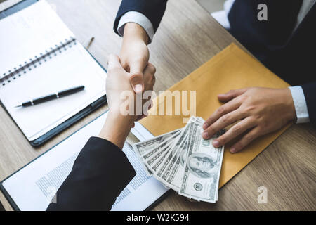 Unehrlich in der Geschäftswelt zu betrügen illegal Geld, Geschäftsmann handshake Geld von Dollarnoten in den Händen von während der Erfolg der Deal, Bestechung und corru Stockfoto