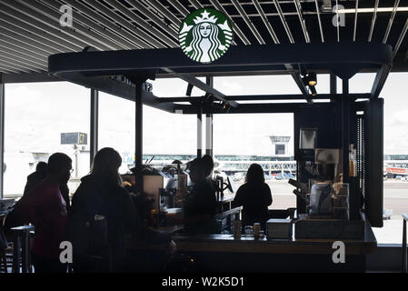 Niederlande. 11 Juni, 2019. Kunden und Passagiere sind an der amerikanischen multinationalen Kette Starbucks Coffee Store in Amsterdam Schiphol Flughafen gesehen. Credit: Budrul Chukrut/SOPA Images/ZUMA Draht/Alamy leben Nachrichten Stockfoto