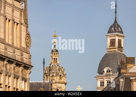 Dome und die Turmspitze mit vergoldeten Kreuz von St. Karl Borromäus Kirche in Antwerpen, Belgien Stockfoto